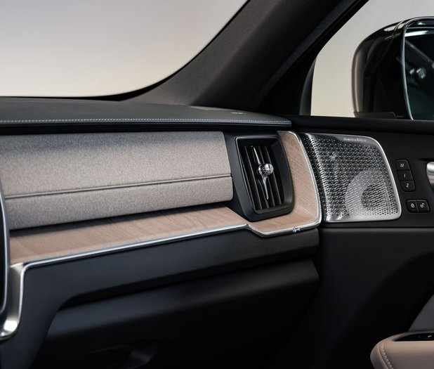 Black_edition_The_New_Volvo_XC60_34Front